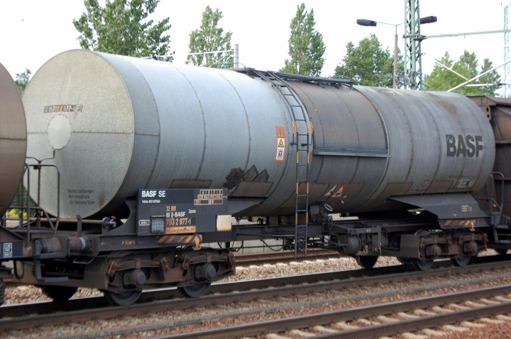 Kesselwagen der Fa. BASF eingestellt mit der Nr. 33 RIV 80 D-BASF 793 2 977-1 Zacens Bf. Ludwigshafen/Rhein/BASF, 12.08.11 Bhf. Flughafen Berlin-Sch�nefeld. 