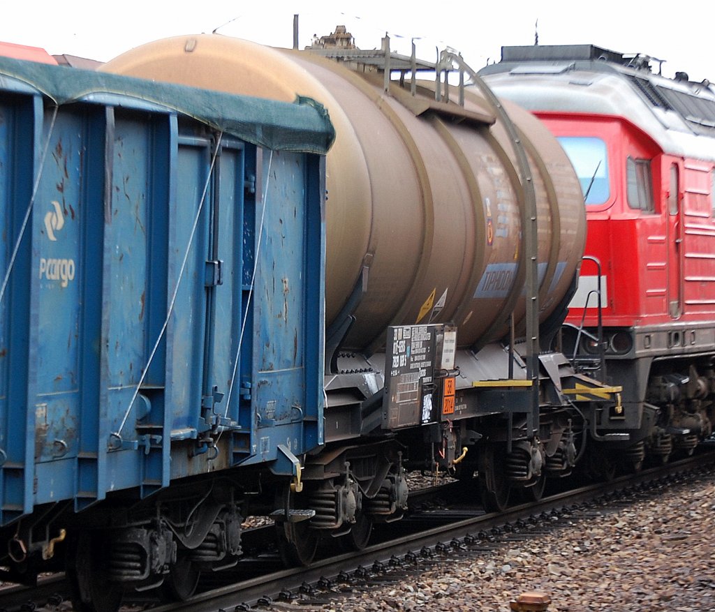 Kesselwagen mit Aufdruck TIPHOOK RAIL eingestellt in Frankreich mit der Nr. 33 RIV 87 F-GERS 7929 069-5 lt Gefahrstofftafel 58/2014 f�r Wasserstoffperoxid als Transportgut, 18.07.12 Bhf. Flughafen Berlin-Sch�nefeld.