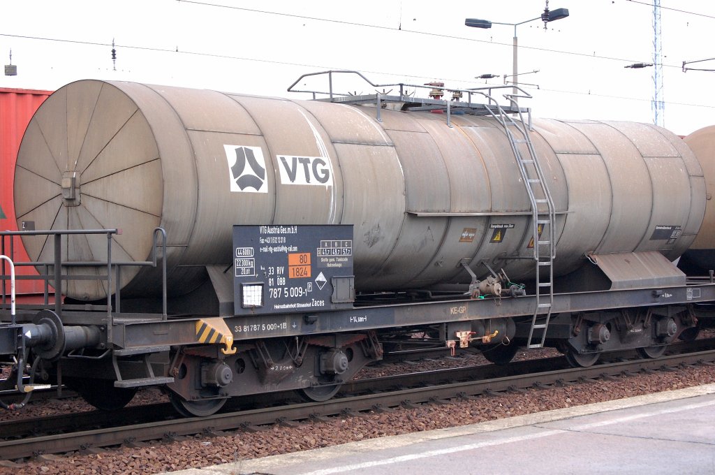 Kesselwagen der VTG Austria eingestellt in �sterreich mit der Nr. 33 RIV 81 �BB 787 5 009-1(P) Zaces Heimatbahnhof: Strasshof. Lt. Gefahrstofftafel (80/1824) f�r Natriumhydroxidl�sung(-lauge)- Transporte, Sommer 2008 Bhf. Flughafen Berlin-Sch�nefeld.