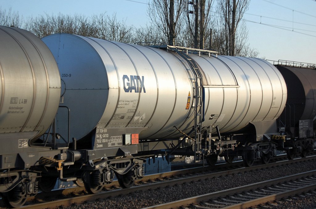 Kesselwagen vom Wageneinsteller GATX Germany eingestellt in den Niederlanden mit der Nr. 37 TEN-RIV 84 NL-GATXD 7932 050-9 Zacens Bf.Altenburg f�r lt. Gefahrstofftafel 90/3082 fl�ssige umwelgef�hrdende Stoffe, 23.03.12 Brlin-Karow.