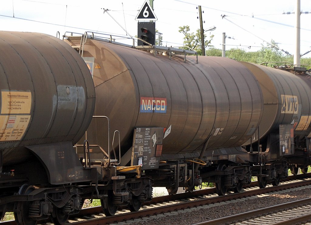 Kesselwagen vom Wageneinsteller NACCO eingestellt in Belgien mit der Nr. 33 RIV 88 B-Nacco 783 6 267-6 Zaens lt Gefahrstofftafel 60/2312 f�r geschmolzenes Phenol als Transportgut, 30.05.12 Berlin-Blankenburg.