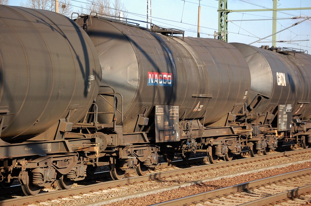 Kesselwagen vom Wageneinsteller NACCO eingestellt mit der Nr. 33 RIV 80 D-NACCO 7969 004-0 (P) Zaes Bahnhof Schwerin, 26.01.12 Bhf. Flughafen Berlin-Sch�nefeld.