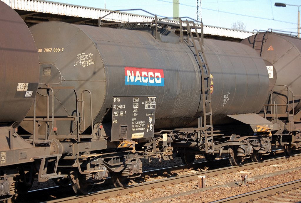 Kesselwagen vom Wageneinsteller NACCO eingestellt mit der Nr. 37 RIV 80 D-NACCO 7867 689-7 Zacs Bahnhof: PARIS LA CHAPELLE, 06.03.12 Bahnhof Flughafen Berlin-Sch�nefeld. 