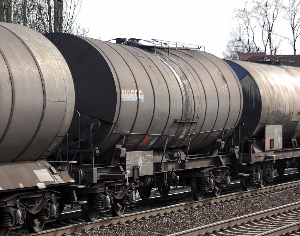 Kesselwagen vom Wageneinsteller NACCO eingestellt mit der Nr. 33 RIV 80 D-NACCO 7978 800-0 BAHNHOF SCHWERIN lt. Gefahrstofftafel 90/3082 f�r den Transport umweltgef�hrdender fl�ssiger Stoffe, 09.03.12 Berlin-Karow.