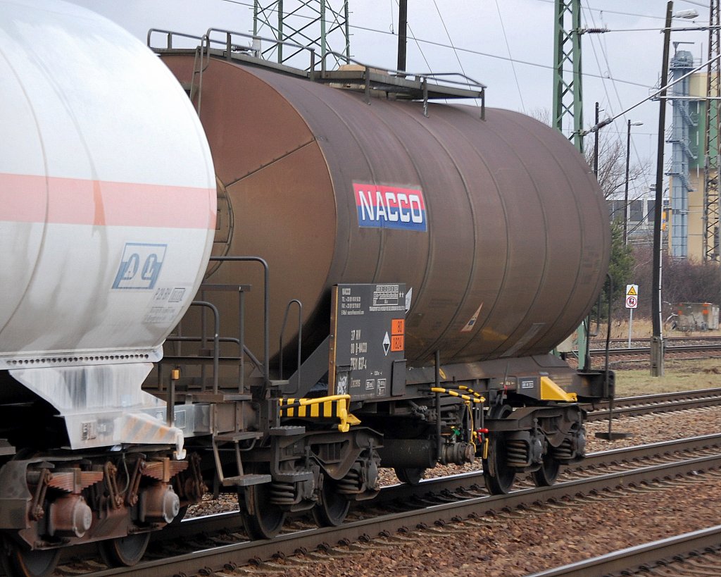 Kesselwagen vom Wageneinsteller NACCO eingfestellt mit der Nr. 37 RIV 80 D-NACCO 7931 837-4 Zacens f�r lt. Gefahrstofftafel (80/1824) Natriumhydroxidl�sung Transporte, 24.01.12 Bhf. Flughafen Berlin-Sch�nefeld.