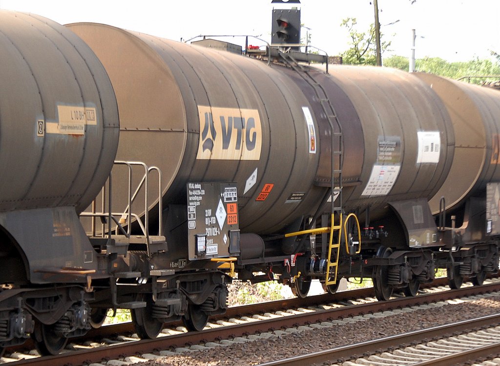 Kesselwagen vom Wageneinsteller VTG in Hamburg eingestellt mit der Nr. 33 RIV 80 D-VTGD 7970 029-4 Zaens Bf.Maschen Rbf. lt.Gefahrstofftafel 60/2312 f�r geschmolzenes Phenol als Transportgut am 30.05.12 Berlin-Blankenburg.