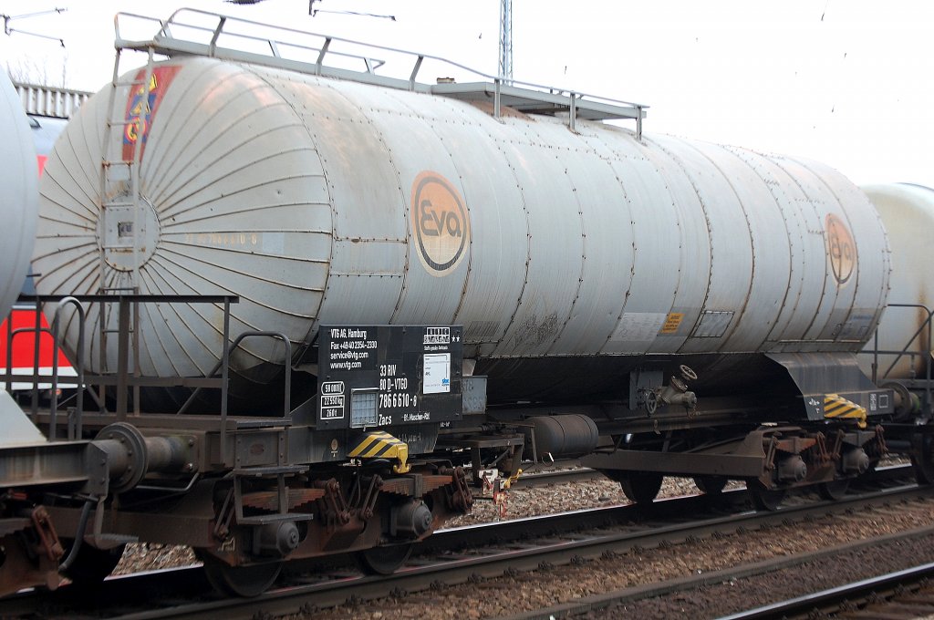 Kesselwagen vom Wageneinsteller VTG in Hamburg f�r die Fa. SKW PIETERITZ GMBH im Einsatz f�r das Ladegut AHL (Ammoniumnitratharstoffl�sung). Der Wagen ist mit der Nr. 33 RIV 80 D-VTGD 786 6 610-8 Zacs Bf.:Maschen-Rbf., 15.03.11 Bhf. Flughafen Berlin-Sch�nefeld. 