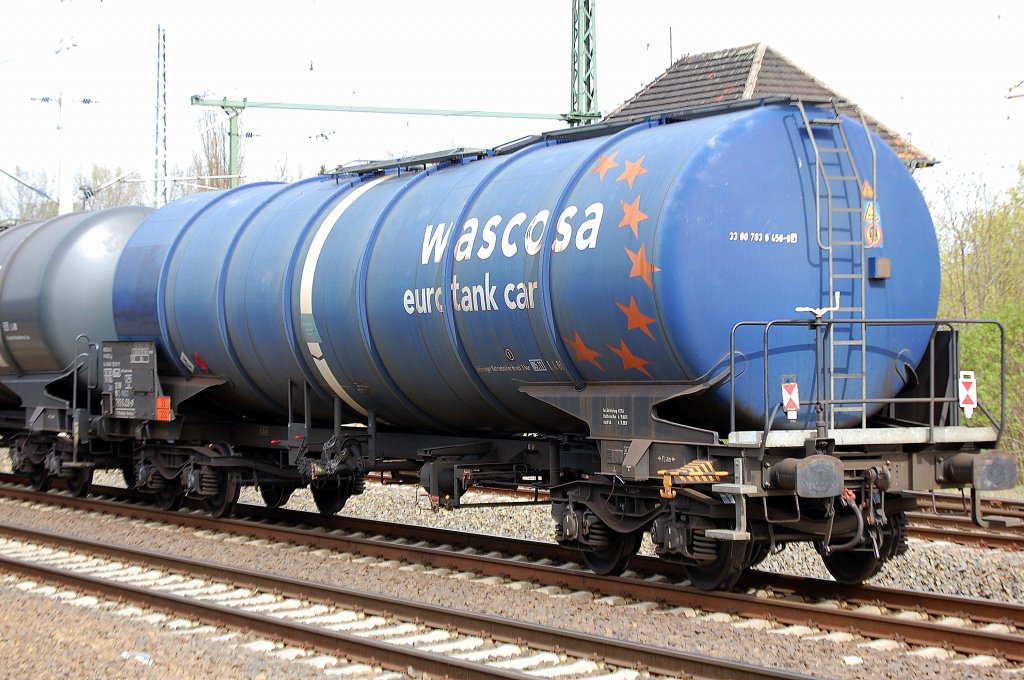 Kesselwagen vom Wageneinsteller WASCOSA AG eingestellt mit der Nr. 33 RIV 80 D-WASCO 783 6 458-9(P) Zans Bf. Westhofen/Westfalen lt Gefahrenstoftafel 33//1203 f�r Benzinbef�llung, 11.04.11 Berlin-Blankenburg.