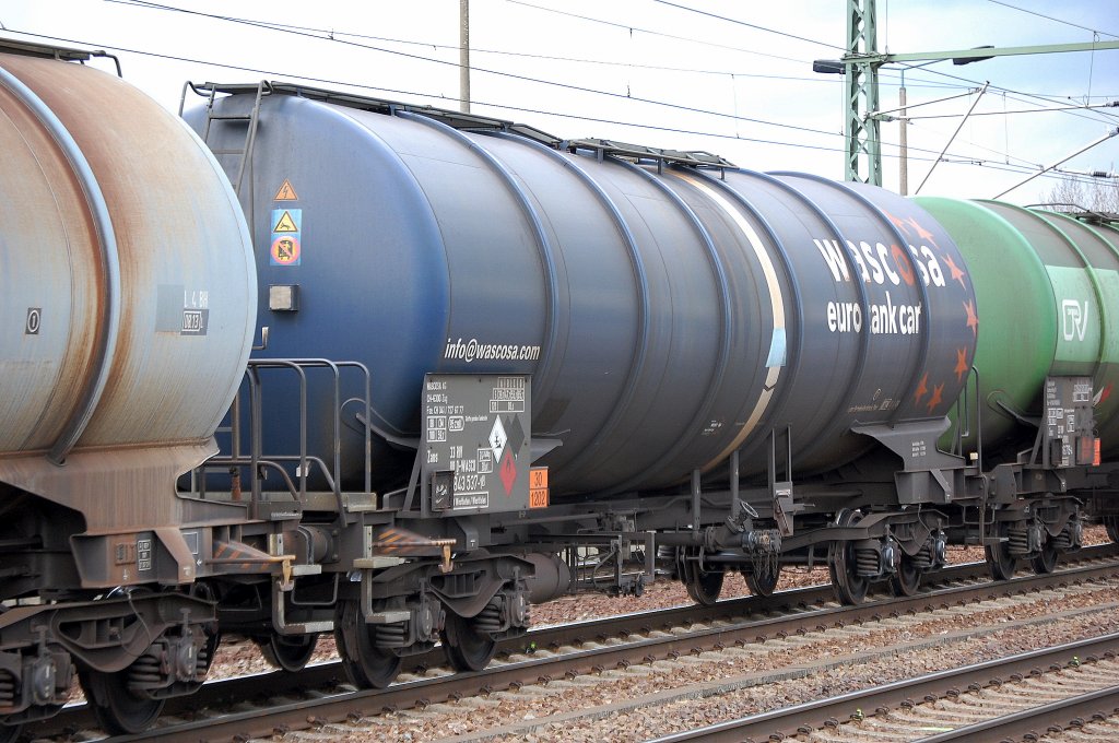 Kesselwagen vom Wageneinsteller WASCOSA eingestellt mit der Nr. 33 RIV 80 D-WASCO 7843 537-1(P) Zans Bf.Westhofen/Westfalen, 11.04.12 Bhf. Flughafen Berlin-Sch�nefeld.