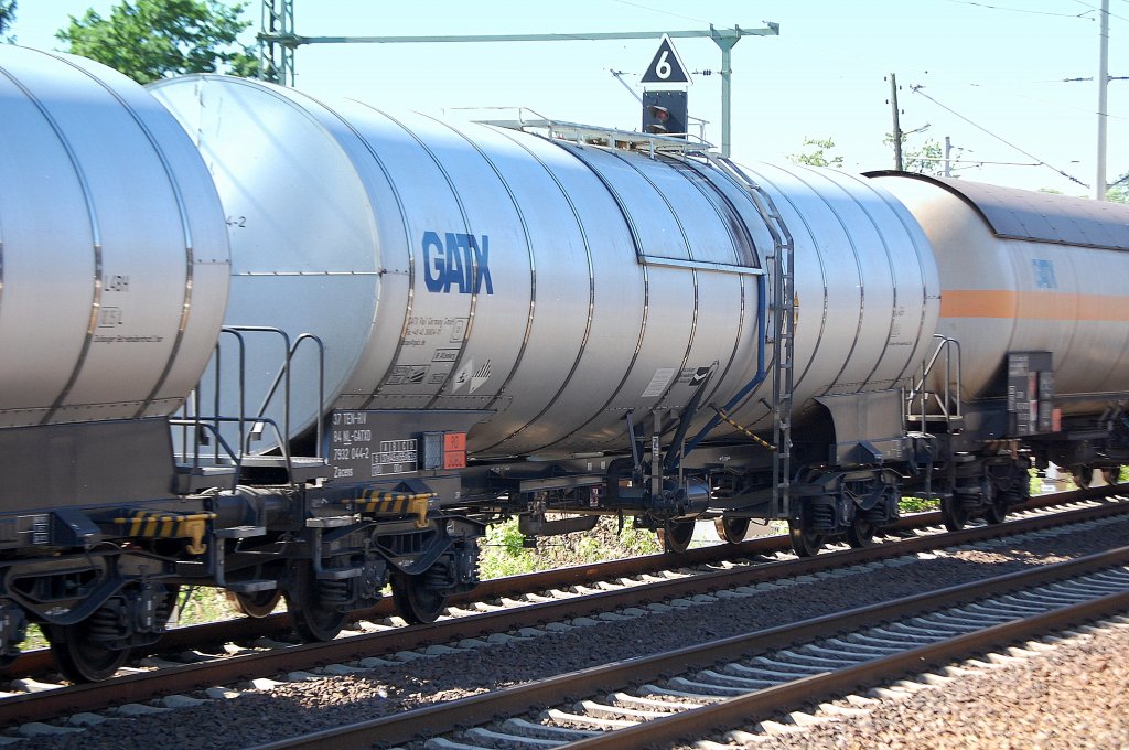 Kesselwagenwagen vom Einsteller GATX Germany eingestellt in den Niederlanden mit der Nr. 37 TEN-RIV 84 NL-GATXD 7932 044-2 Zacens lt. Gefahrstofftafel 90/3082 f�r fl�ssige umweltgef�hedende Stoffe, 24.05.12 Berlin-Blankenburg.