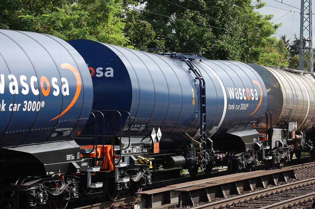 Kesswelwagen vom Wageneinsteller WASCOSA eingestellt mit der Nr. 37 TEN-RIV 84 NL-WASCO 7933 348-6 Zacens lt. Gefahrstofftafel f�r fl�ssige umweltgef�hrdende Stoffe am 29.07.13 Berlin-Karow.