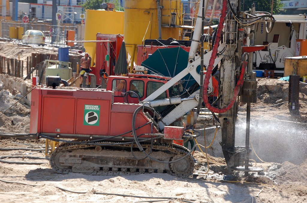 Kettentr�gersystem mit Teleskopm�kler Typ? ZEPPELIN? der Fa. BR�CKNER GRUNDBAU, 31.07.08 Gro�baustelle am Berliner Alexanderplatz.