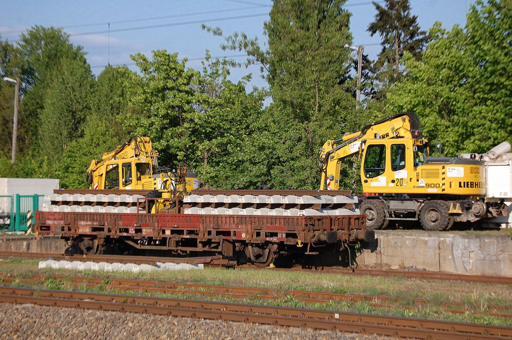 Klassischer Flachwagen ohne Rungen mit zwei Rads�tzen der DB mit Fertiggleissegmenten eingestellt mit der Nr. 21 RIV 80 D-DB 336 3 162-1 Kls 443 am 06.05.11 Berlin-Blankenburg.