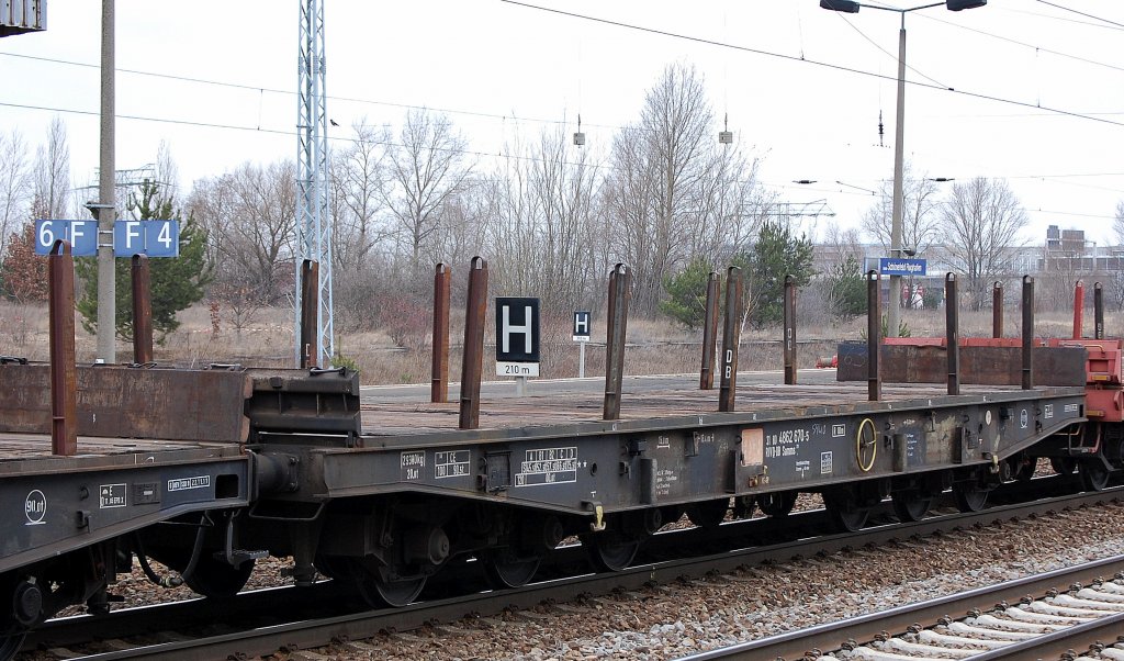 Klassischer sechsachsiger Drehgestell-Flachwagen der DB eingestellt mit der Nr. 31 RIV 80 D-DB 4862 670-5 Samms710, 14.03.12 Bhf. Flughafen Berlin-Sch�nefeld.
