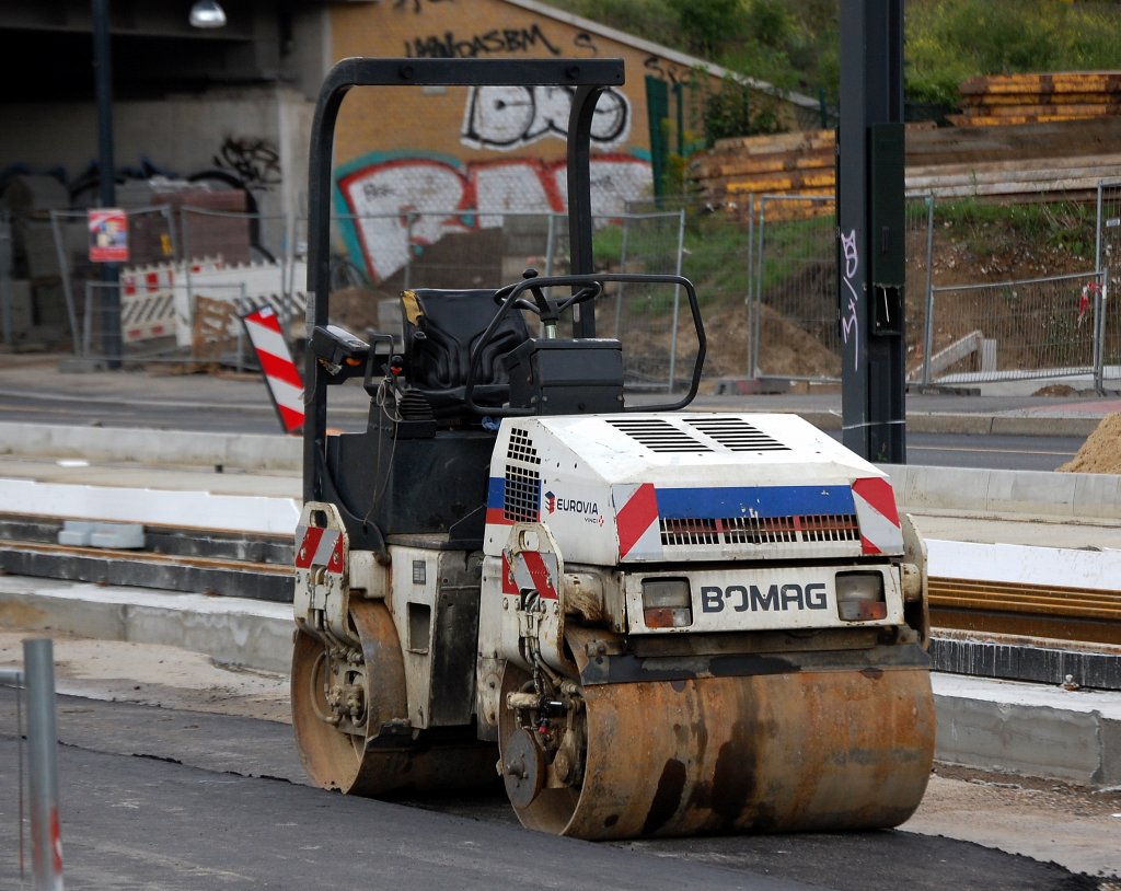 Kleine BOMAG Tandemwalze der Baufirma EUROVIA, 28.08.10 Berliner Str. Berlin-Pankow.