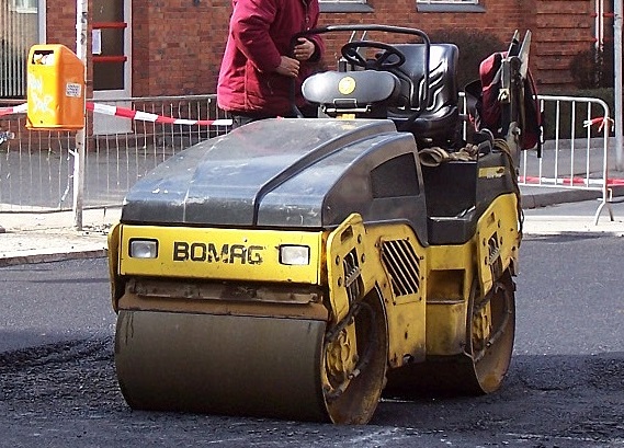 Kleine BOMAG Tandemwalze im Februar 2007 Berlin-Florastr.