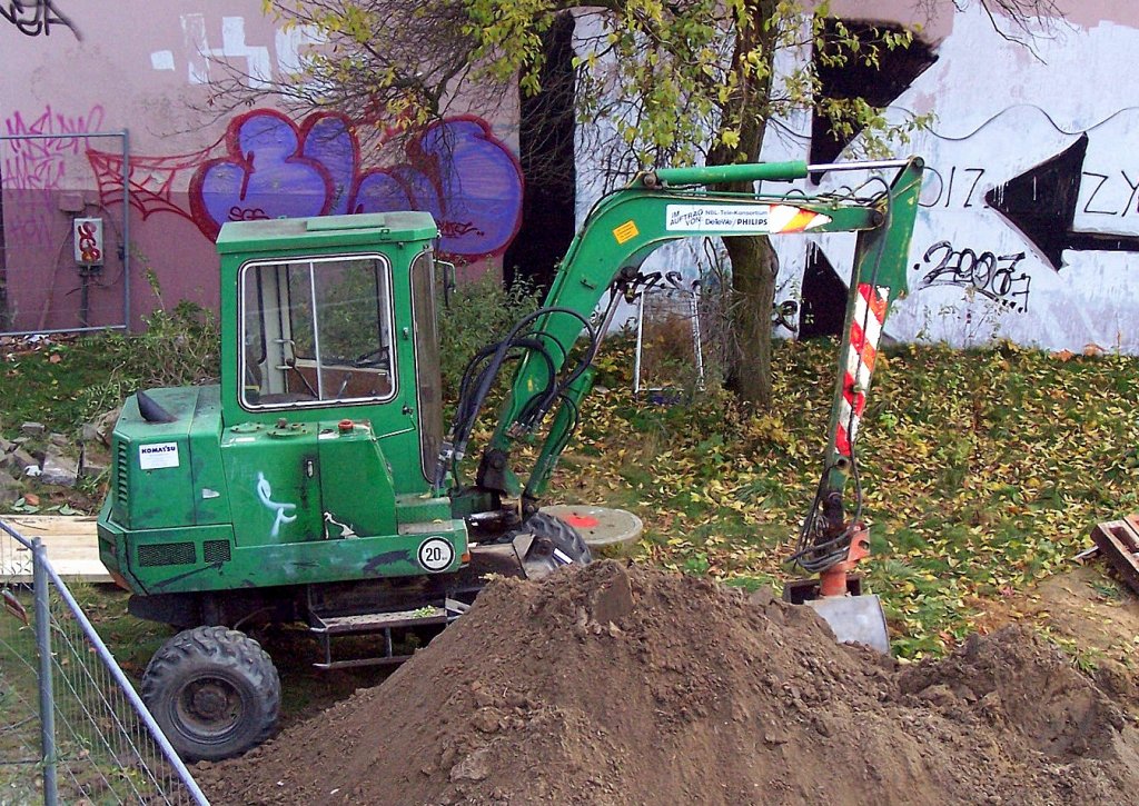 Kleiner �lterer KOMATSU Mobilbagger PW? am 09.11.08 Berlin-Gesundbrunnen.