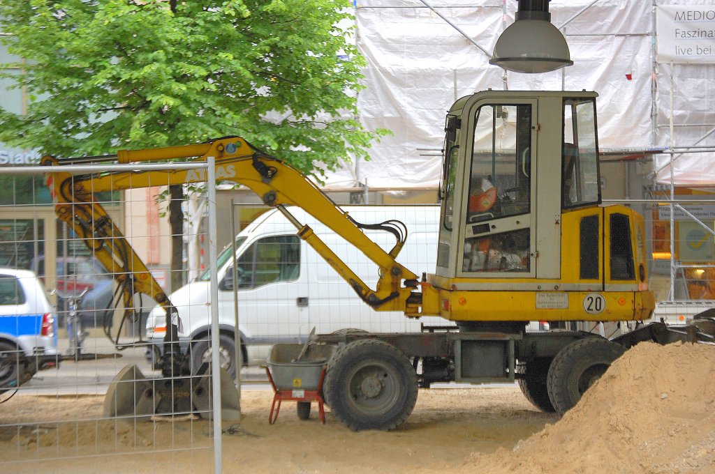 Kleiner ATLAS 804 Mobilbagger, 16.05.11 Berlin-Sch�nhauser Allee.