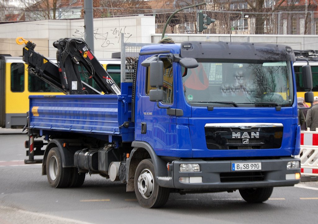 Kleiner Baukipper MAN TGL 12.180 mit Hydraulikgreifarm, 31.03.10 Berlin-Pankow. 