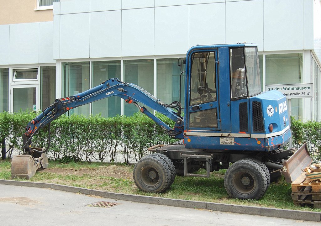 Kleiner blauer ATLAS Typ 804 Mobilbagger, 02.05.10 direkt neben dem Naturkundemuseum Berlin-Mitte.