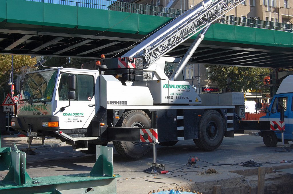 Kleiner LIEBHERR LTM 1030 der Fa. KRANLOGISTIK SACHSEN GMBH bei den Bauarbeiten an der U-Bahnhochbahnstrecke der U2 am 19.09.09 Berlin Sch�nhauser Allee.  