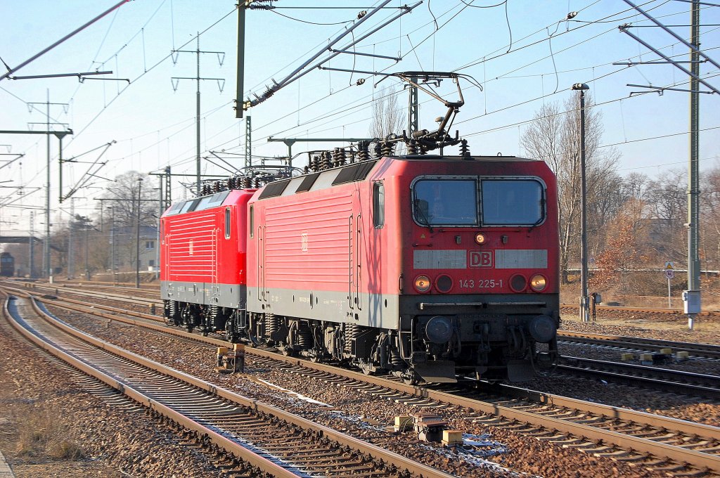 Kleiner Lokzug mit 143 225-1 und der anscheinend frisch neu lackierten 112 119 am Haken, 26.01.12 Bhf. Flughafen Berlin-Sch�nefeld. 