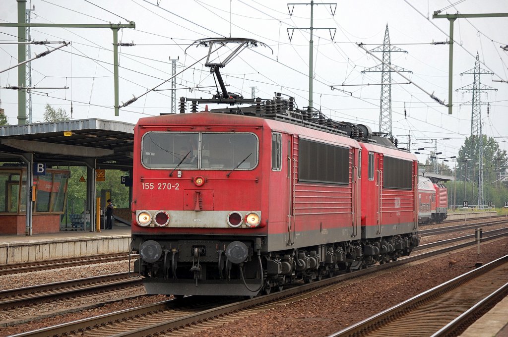 Kleiner Lokzug mit 155 270-2 und 155 081-3 am Haken, 17.08.11 Bhf. Flughafen Berlin-Sch�nefeld.