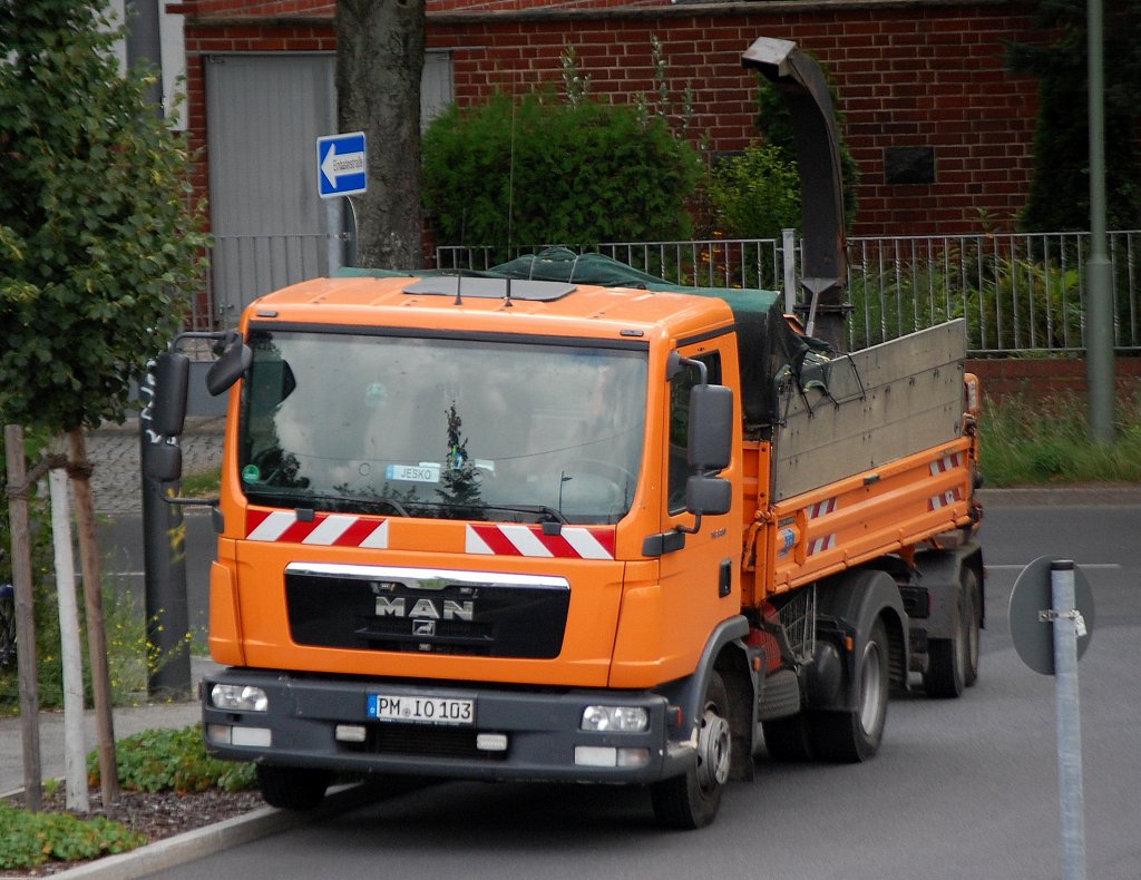 Kleiner MAN TGL 8.180 Kipper mit  Strauchh�cksler als H�nger f�r Baumschnitt-T�tigkeiten, 08.08.12 Berlin-Karow.