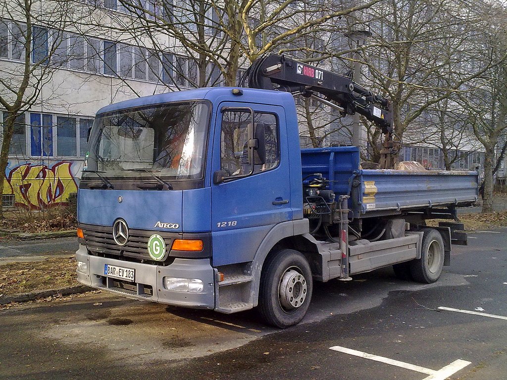 Kleiner MB ATEGO 1218 Selbstlader/Baukipper, 15.02.13 Berlin-Pankow. 