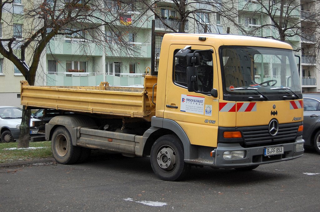 Kleiner MB ATEGO 815 Baukipper einer Tiefbaufirma (FRISCH&FAUST), 27.11.10 Berlin-Pankow.