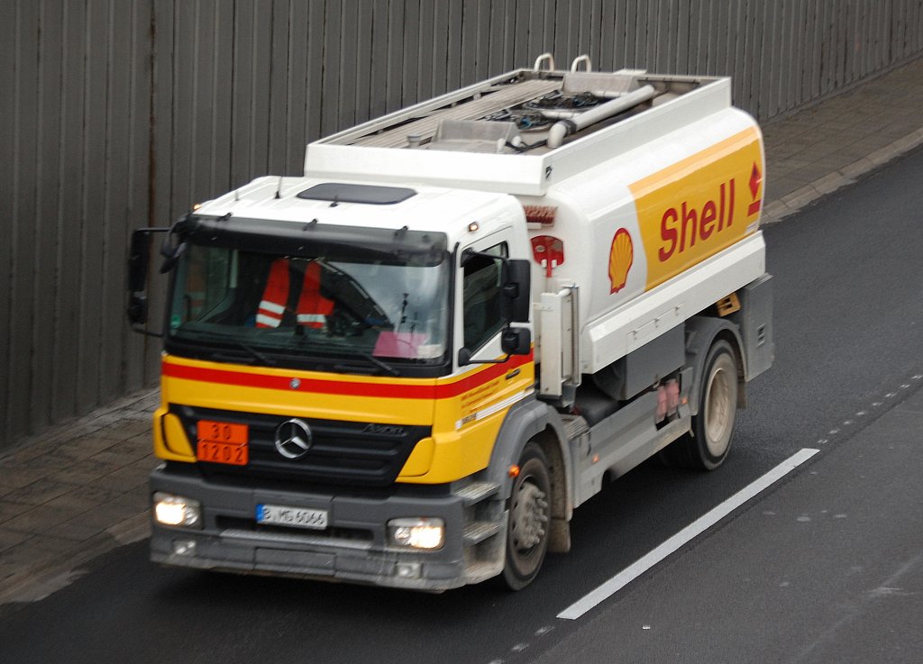 Kleiner MB AXOR 1829 Tanklaster der Fa. SHELL f�r Dieselkraftstoff-Transporte, 21.09.10 Berliner Stadtautobahn H�he Knobelsdorffstr.