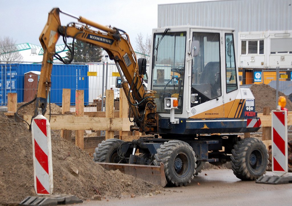 Kleiner Mobilbagger KOMATSU PW30, 20.03.10 Berlin-Jungfernheide.