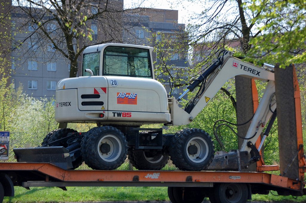 Kleiner TEREX TW85 Leasingbagger auf Tiefladeh�nger, 15.04.09 Berlin-Pankow 