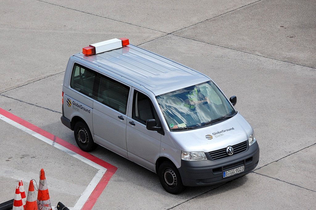 Kleiner VW Transportbus der Fa. GlobeGround am 09.06.12 Flughafen Berlin Tegel.