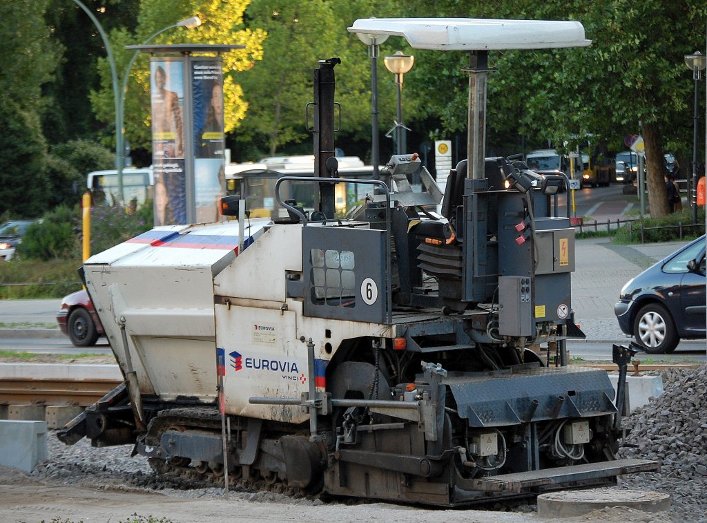 Kleinerer Stra�enfertiger Typ? der Baufirma EUROVIA beim asphaltieren Berliner Str. Berlin-Pankow, 25.08.10
