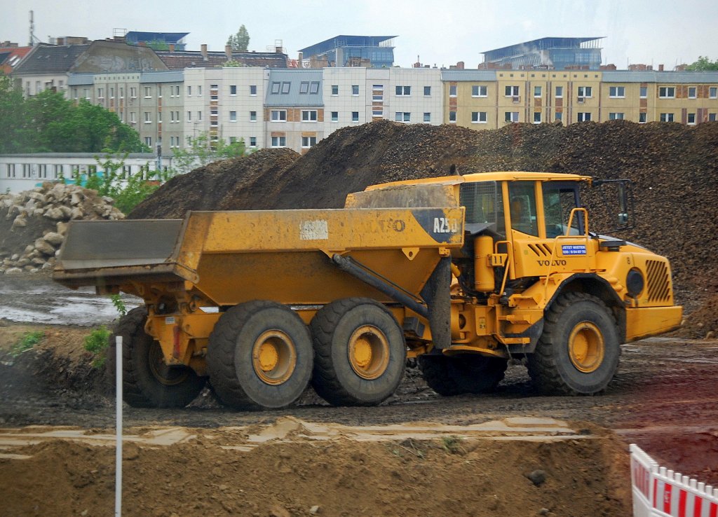 Knickgelenk-Dumper, ein VOLVO A25D am 08.05.10 Gro�baustelle Berlin-Ostkreuz.