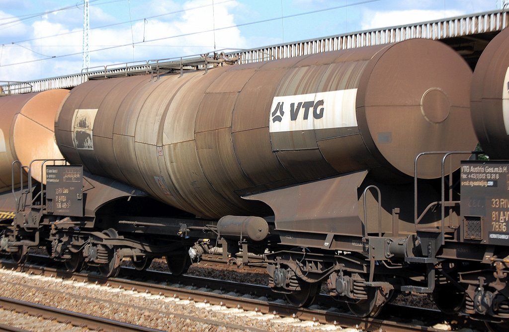 Knickkesselwagen vom Einsteller VTG Austria mit der Nr. 33 RIV 81 A-VTGA 7836 465-3(P) Zans HEIMATBAHNHOF: DEUTSCH WAGRAM, Ladegut SLURRY, 04.07.12 Bhf. Flughafen Berlin-Sch�nefeld.