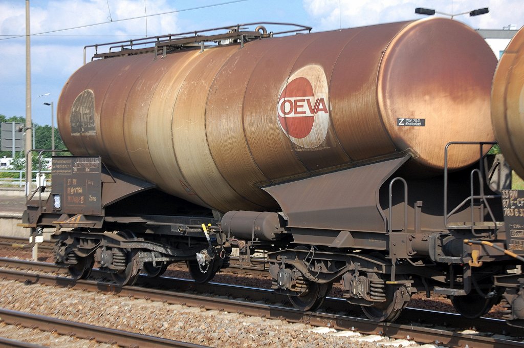 Knickkesselwagen vom Einsteller VTG Austria mit der Nr. 33 RIV 81 A-VTGA 7837 464-5(P) Zans HEIMATBAHNHOF: DEUTSCH WAGRAM, 04.07.12 Bhf. Flughafen Berlin-Sch�nefeld.