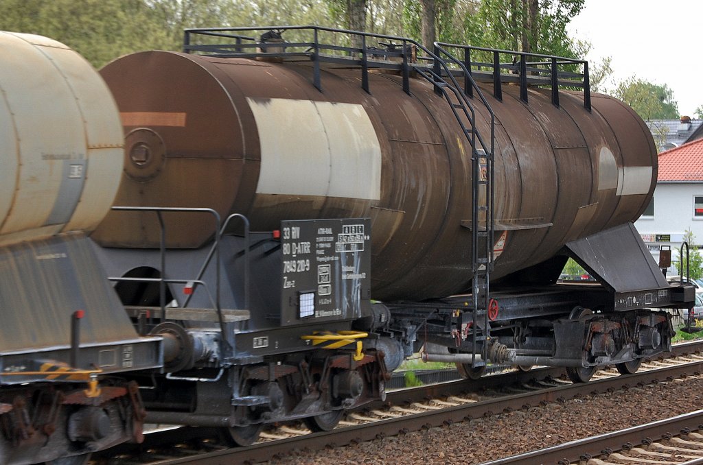 Knickkesselwagen vom franz�sischen Wageneinsteller ATIR-RAIL eingestellt in Deutschland mit der Nr. 33 RIV 80 D-ATRR 7849 210-3 Zas-z f�r Kreideschlammtransporte, 04.05.12 Berlin-Karow. 