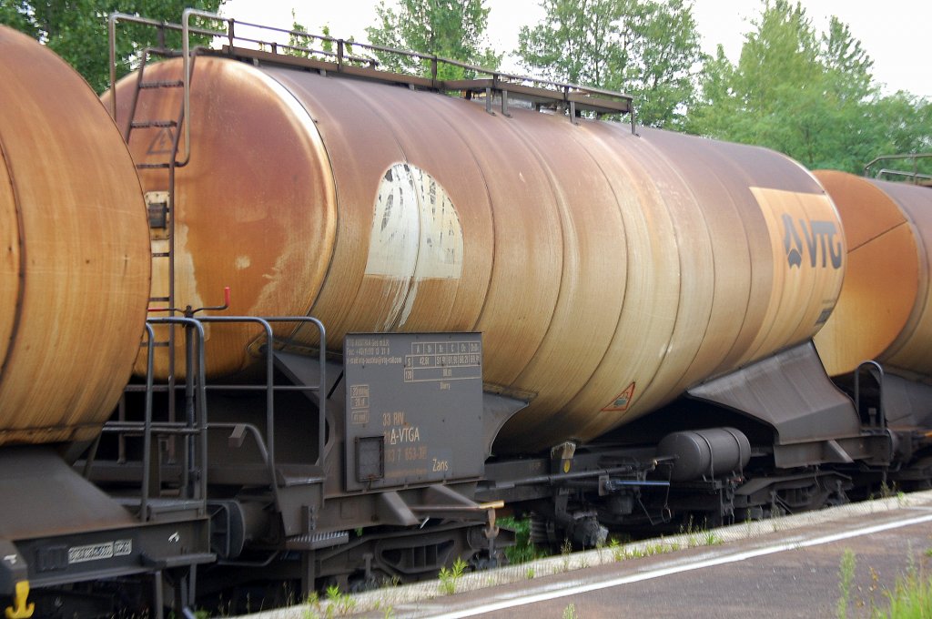 Knickkesselwagen vom Wageneinsteller VTG aus �sterreich vom Typ Zans eingestellt mit der Nr. 33 RIV 81 A-VTGA 783 7 653-3 Heimatbahnhof: Deutsch-Wagram, Ladegut: Slurry (Schlamm), 09.08.10 Bhf. Flughafen Berlin-Sch�nefeld.