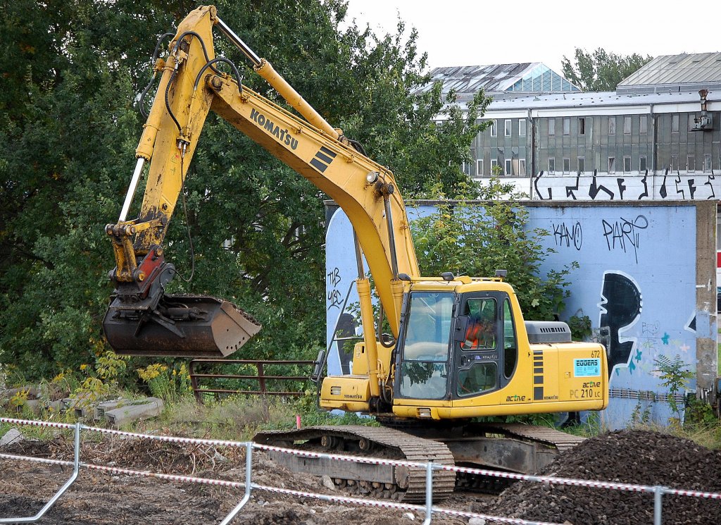 Komatsu PC 210 LC active Raupenbagger der Baufirma EGGERS, Gleisbauarbeiten Berlin-Adlershof, 16.09.10