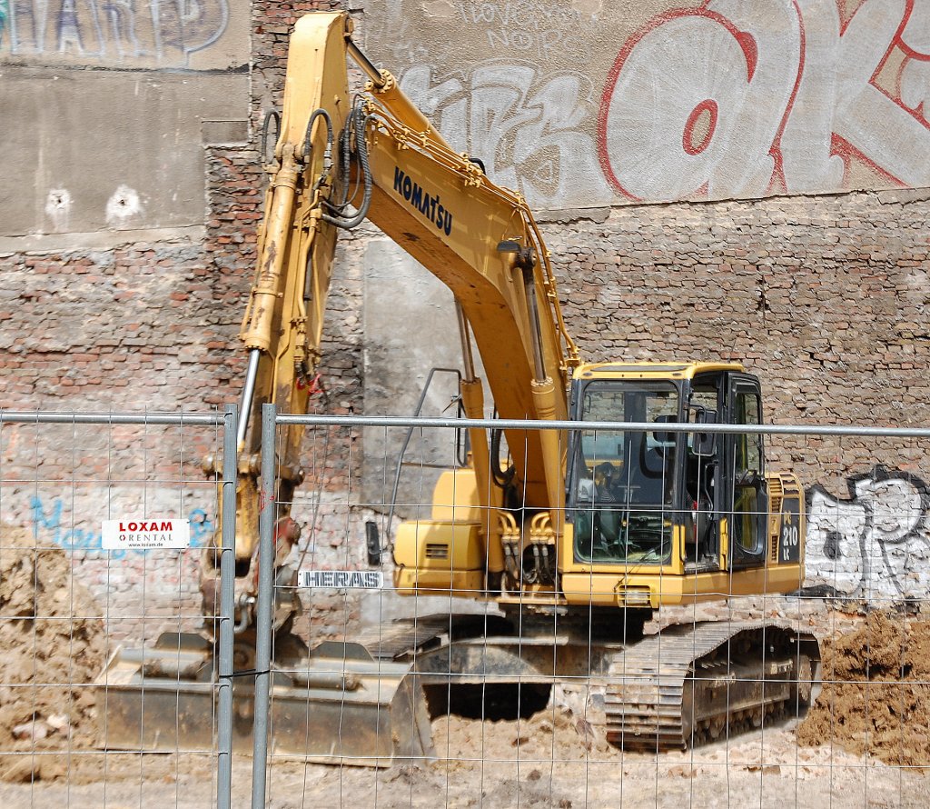 KOMATSU PC 210 LC Raupenbagger, 04.05.12 Baustelle an der Sch�nhauser Allee Berlin. 