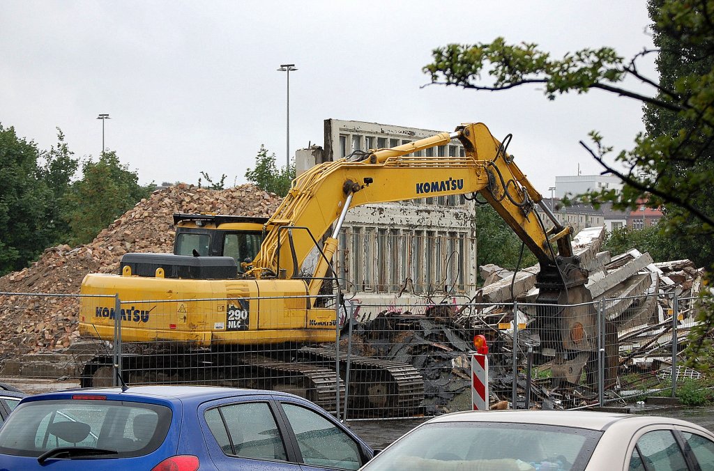 KOMATSU PC 290 NLC Raupenbagger bei Abri�arbeiten am 03.08.11 Berlin Prenzl.Berg.