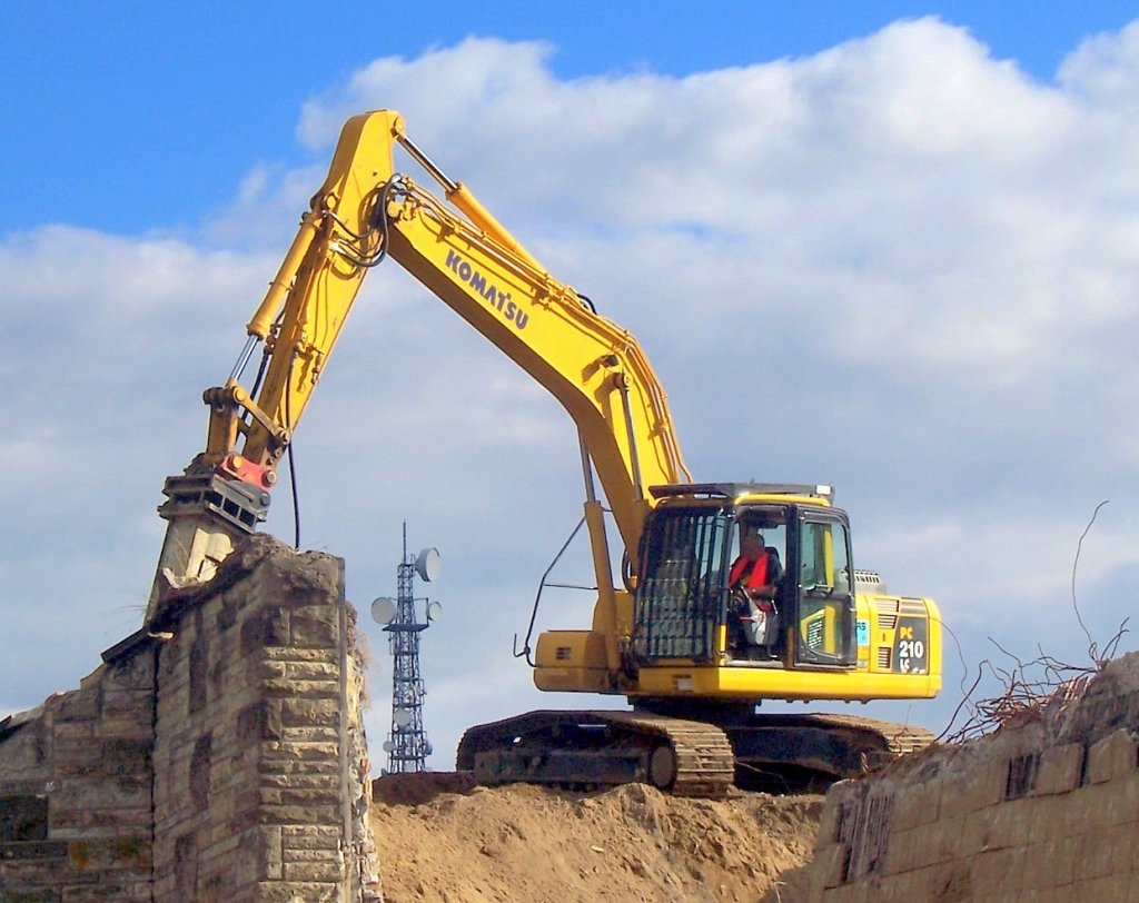 KOMATSU PC210LC bei den Abri�arbeiten am alten S-Bhf Berlin Adlershof, 11.09.07 
