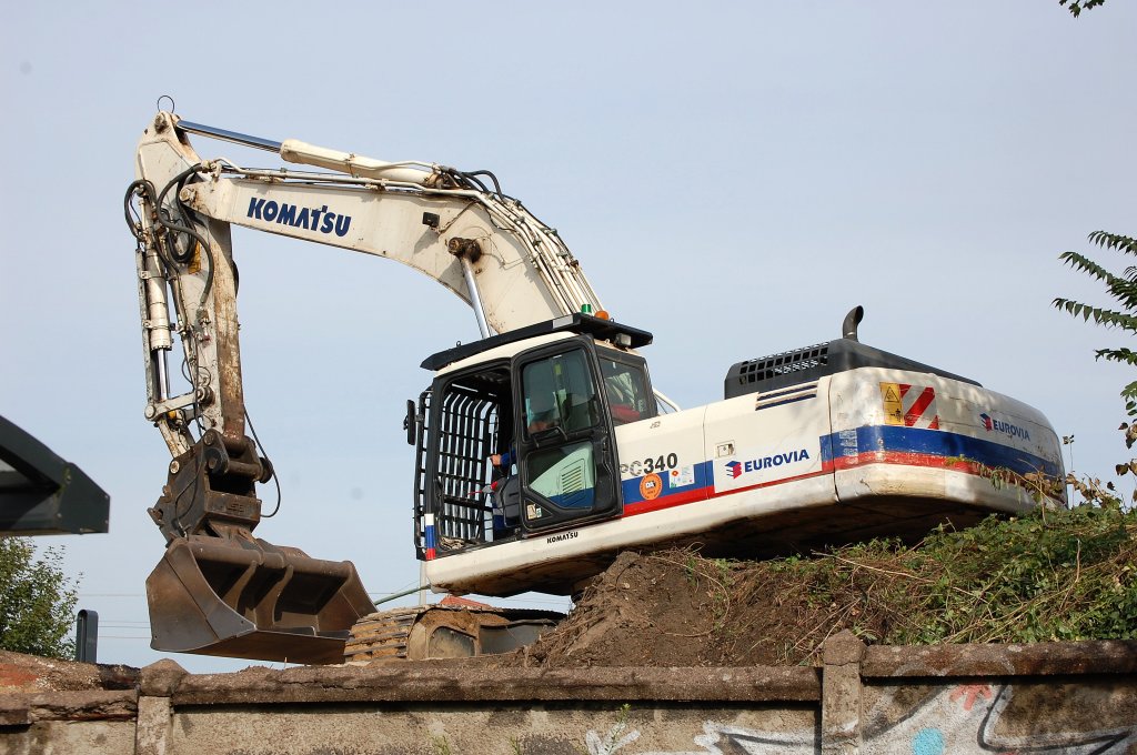 KOMATSU PC340 der Baufirma EUROVIA, Abri�arbeiten der alten Bahnbr�cken in Berlin-Pankow am 02.09.08