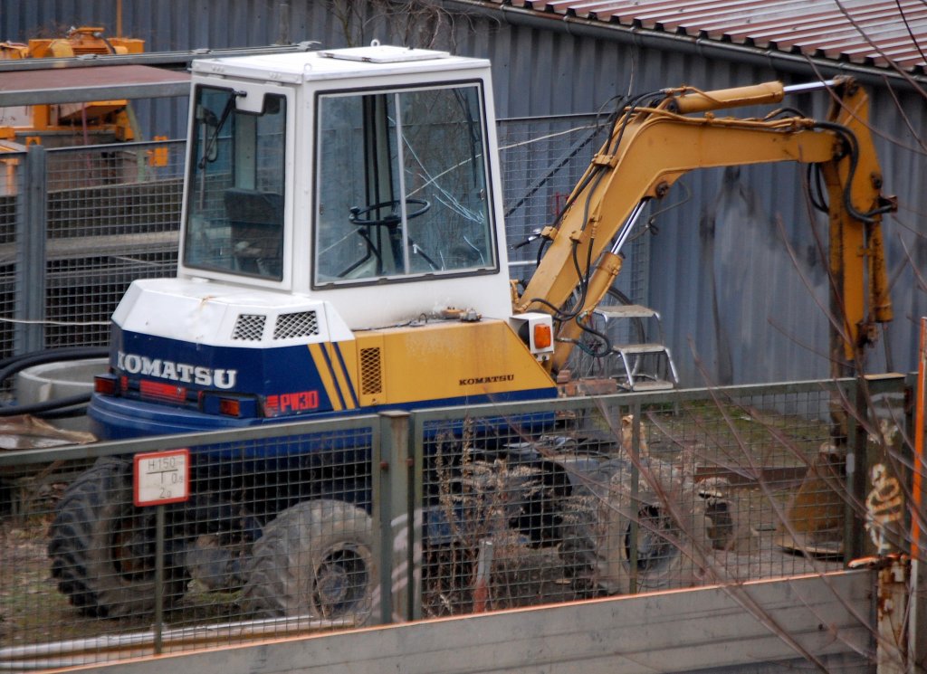 KOMATSU PW30, ein ganz kleiner Mobilbagger, Baufirma direkt neben dem S-Bhf. Berlin-Karow, 29.12.08