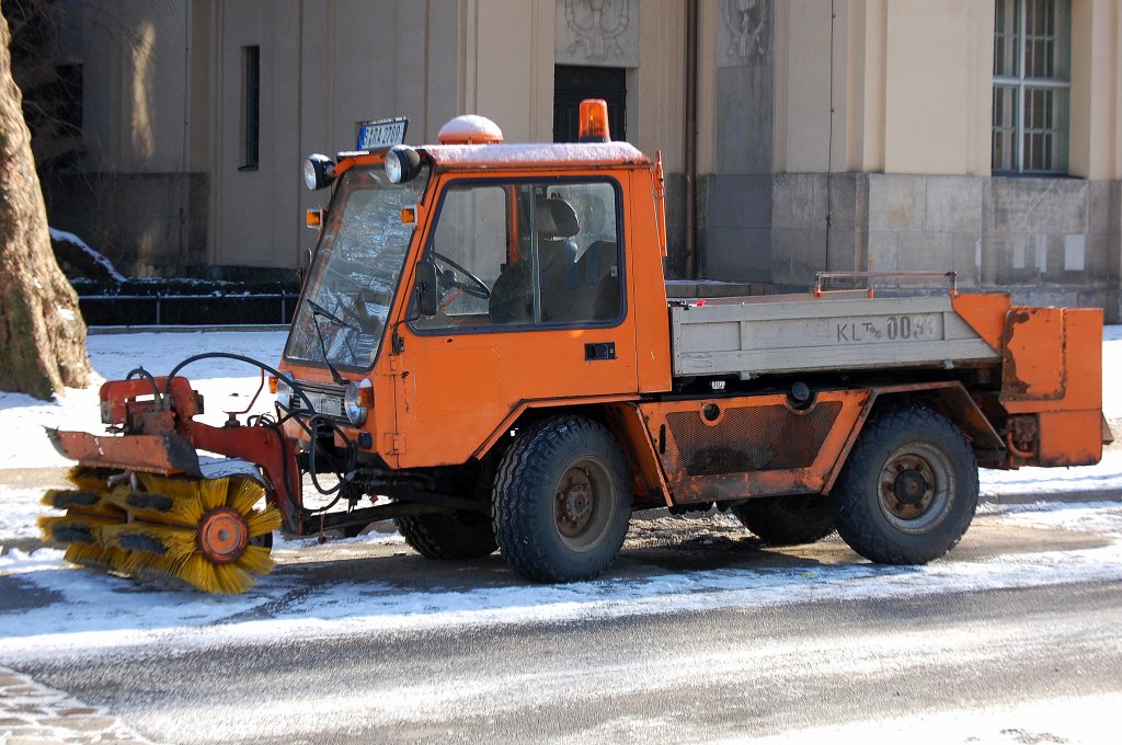 kramer Tremo Ger�tertr�gerfahrzeug mit Kehrrolle zur Schneebeseitigung, 06.02.12 Berlin-Pankow.