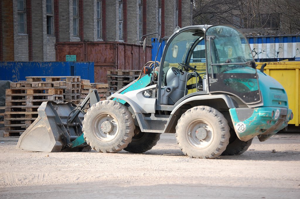 kramerALLRAD 880 in t�rkisblau, 25.02.11 Berlin-Pankow.