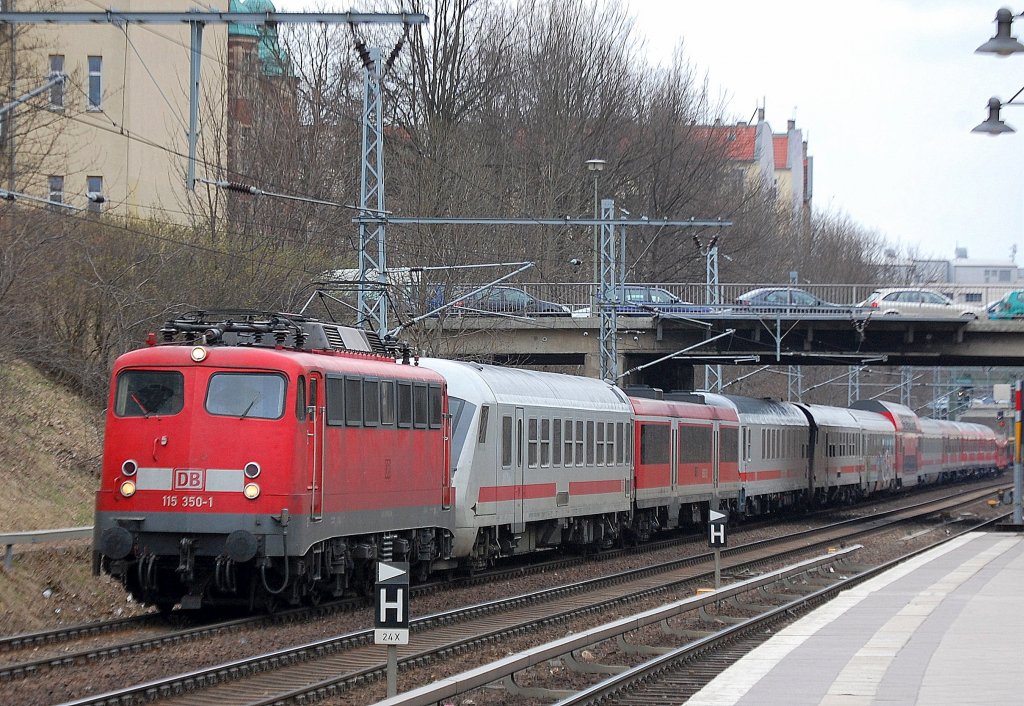 Kunterbunter PbZ mit 115 350-1 und IC Steuerwagen, IC Personenwagen, DB Regio Wagen aus Bayern + sogar einem DB Regio Modus-Wagen und hinten dran zwei PKW-Transportwagen, interessante Zusammenstellung, 31.03.11 Richtung Berlin-Lichtenberg geshen Berlin Prenzlauer Allee. 