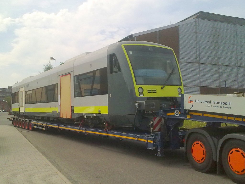 Ladegut ein fabrikneuer RegioShuttle aus dem Stadler Werk Berlin-Pankow (Wihelmsruh) f�r die Fa. agilis am 03.08.11 Berlin-Wilhelmsruh.